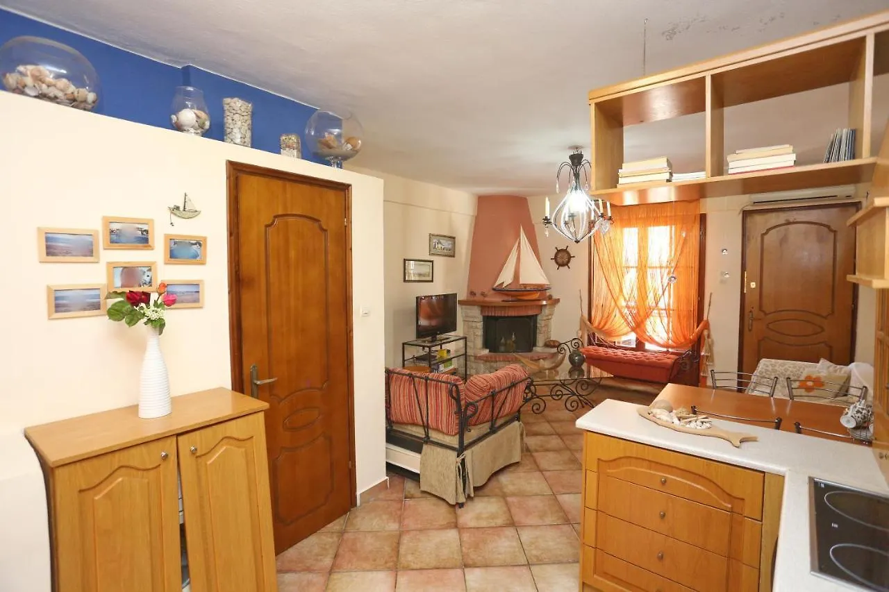 Maisonette For 8 Pefkochori Apartment